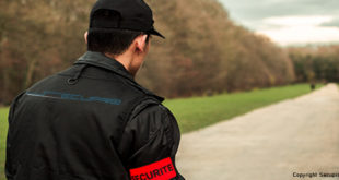 Un homme surveille le parc départemental de la Poudrerie situé à Vaujours dans le 93 en Seine-Saint-Denis lors d’une formation pour devenir agent de sécurité. Il effectue des rondes régulières à pieds.