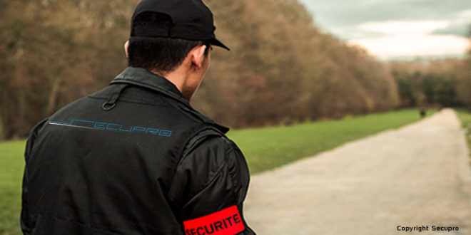 Un homme surveille le parc départemental de la Poudrerie situé à Vaujours dans le 93 en Seine-Saint-Denis lors d’une formation pour devenir agent de sécurité. Il effectue des rondes régulières à pieds.